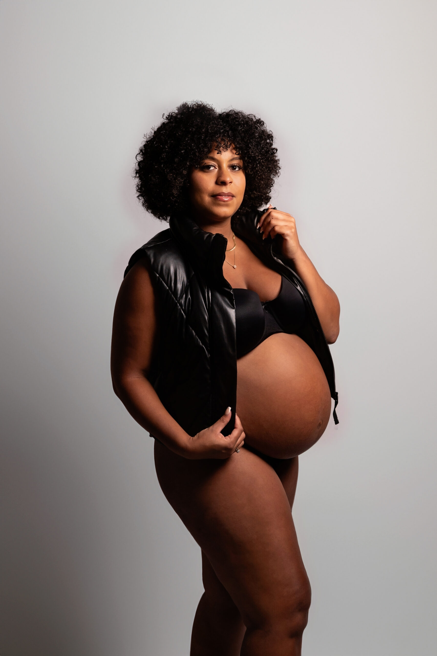 maternity photography in Charlotte empowers moms-to-be to embrace their changing bodies with confidence and beauty.